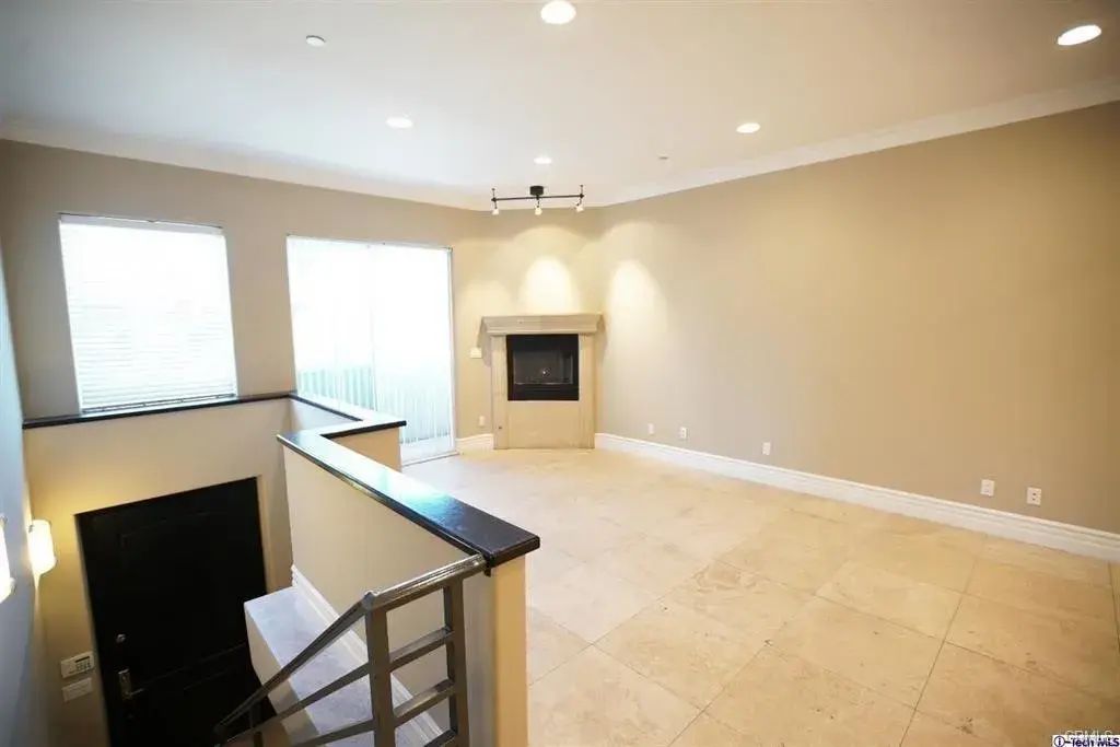 18245 Burbank 110, Tarzana