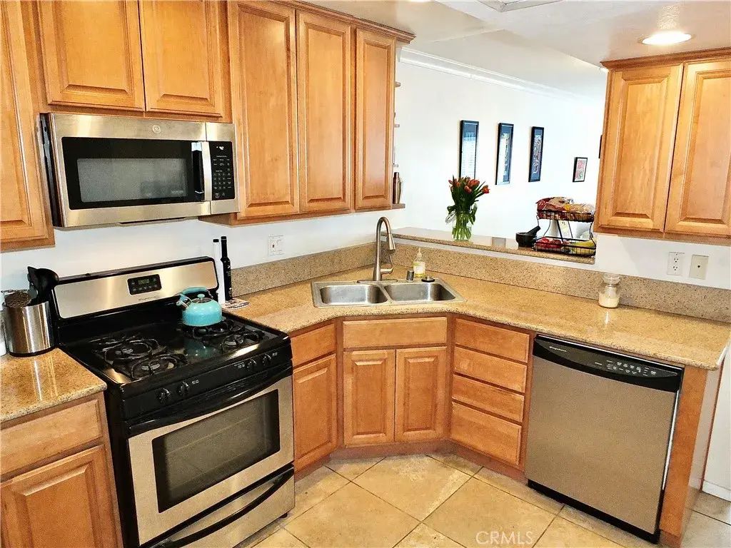 1605 E 2nd 302, Long Beach