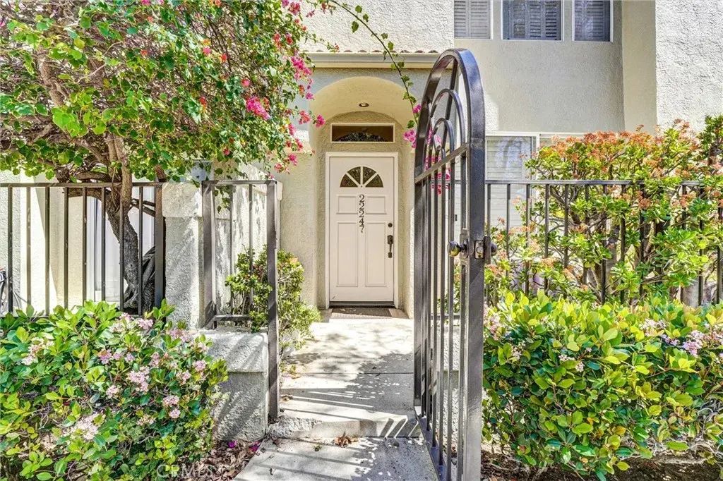 22247 Shadow Valley, Chatsworth