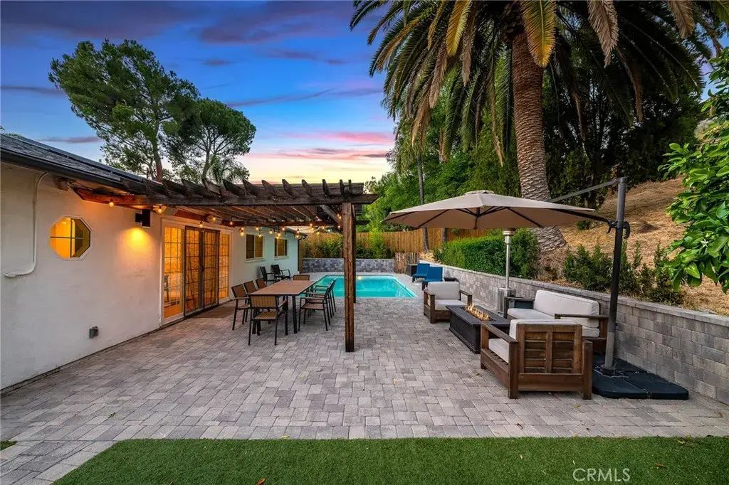 7112 Darnoch, West Hills