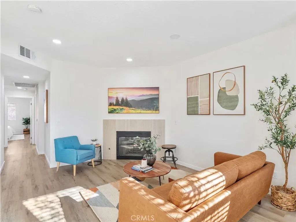 7320 Balboa Boulevard 102, Lake Balboa