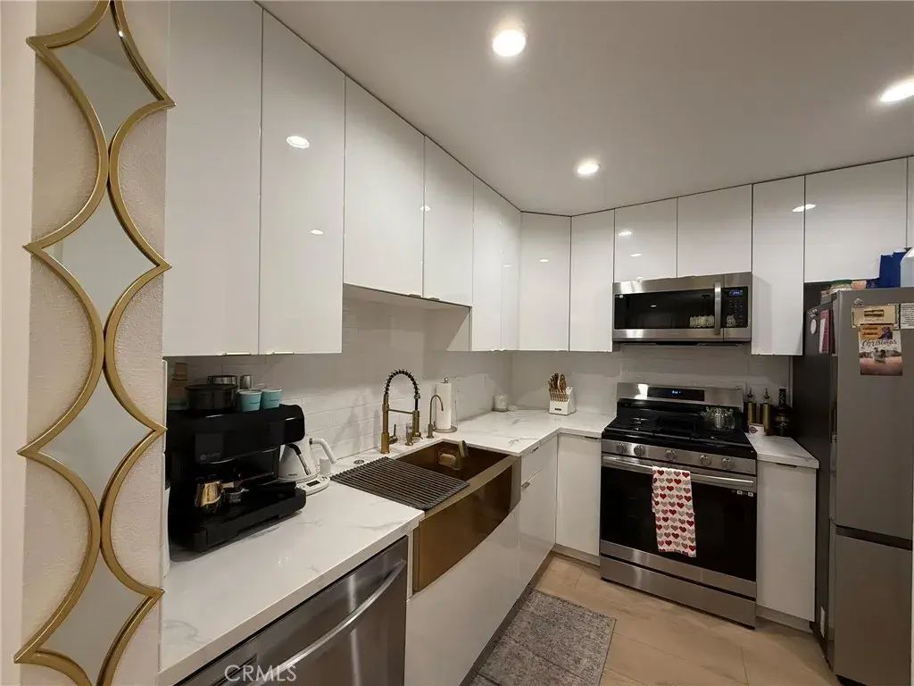 22139 Burbank, Woodland Hills