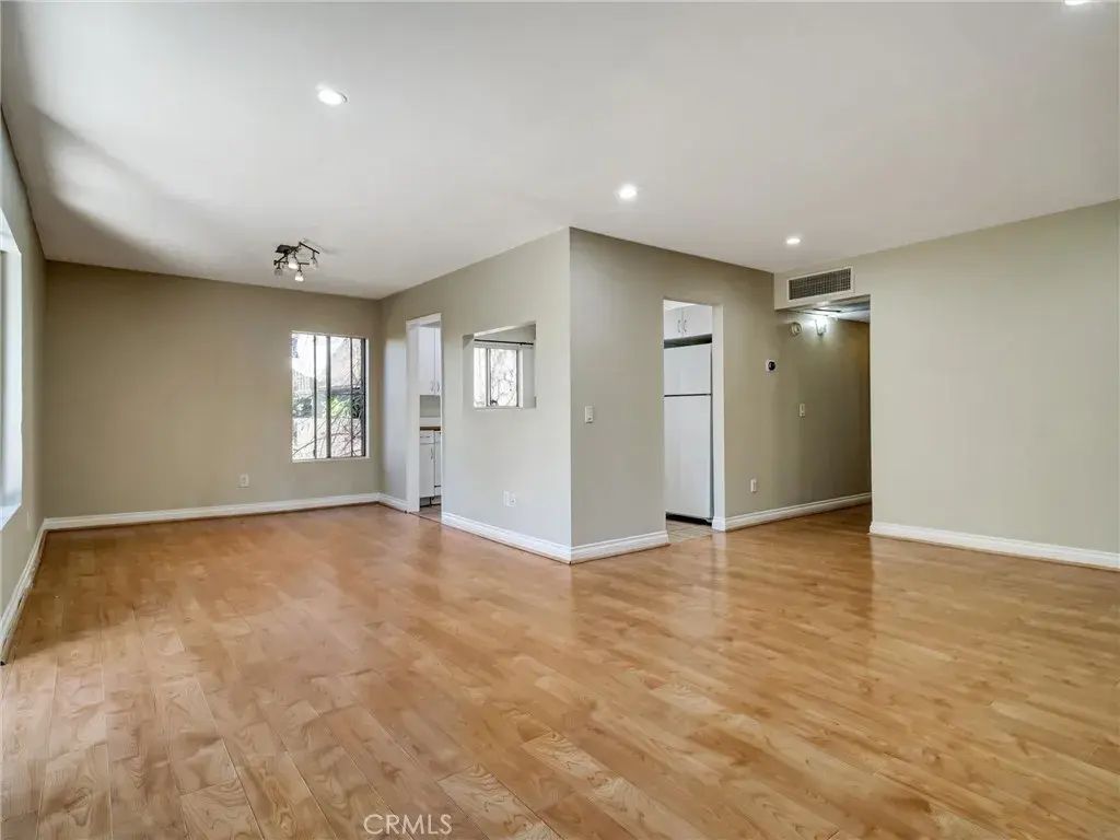 18350 Hatteras 123, Tarzana