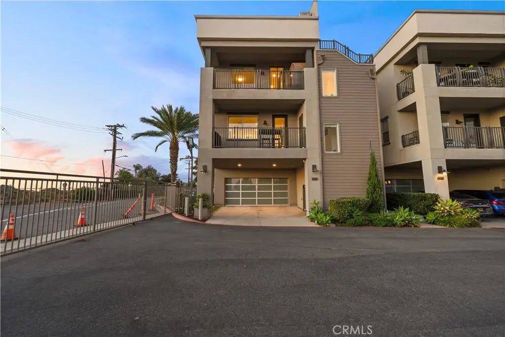 1068 Hampton, Costa Mesa