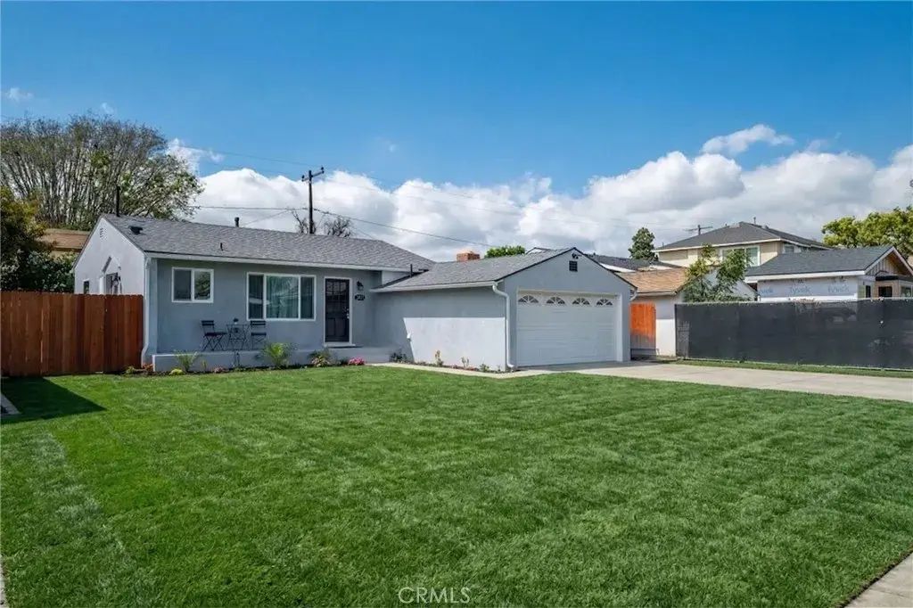 3827 Lomina, Long Beach