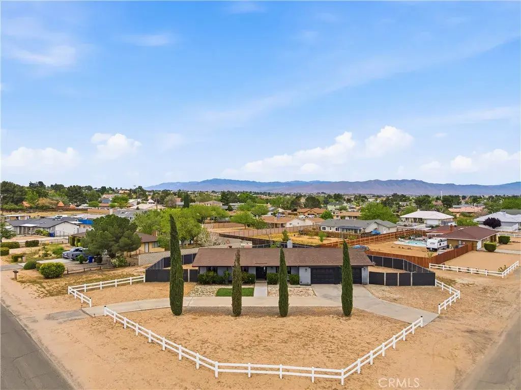 19125 Shoshonee Road, Apple Valley