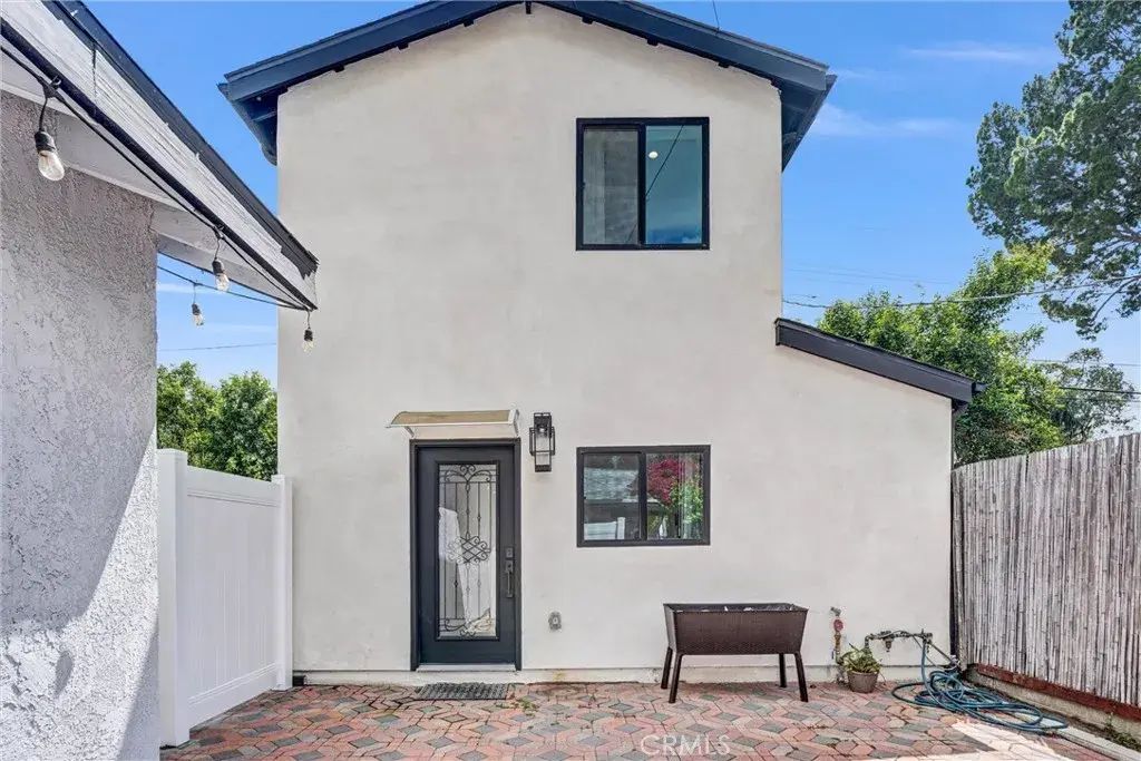 22022 Buena Ventura, Woodland Hills