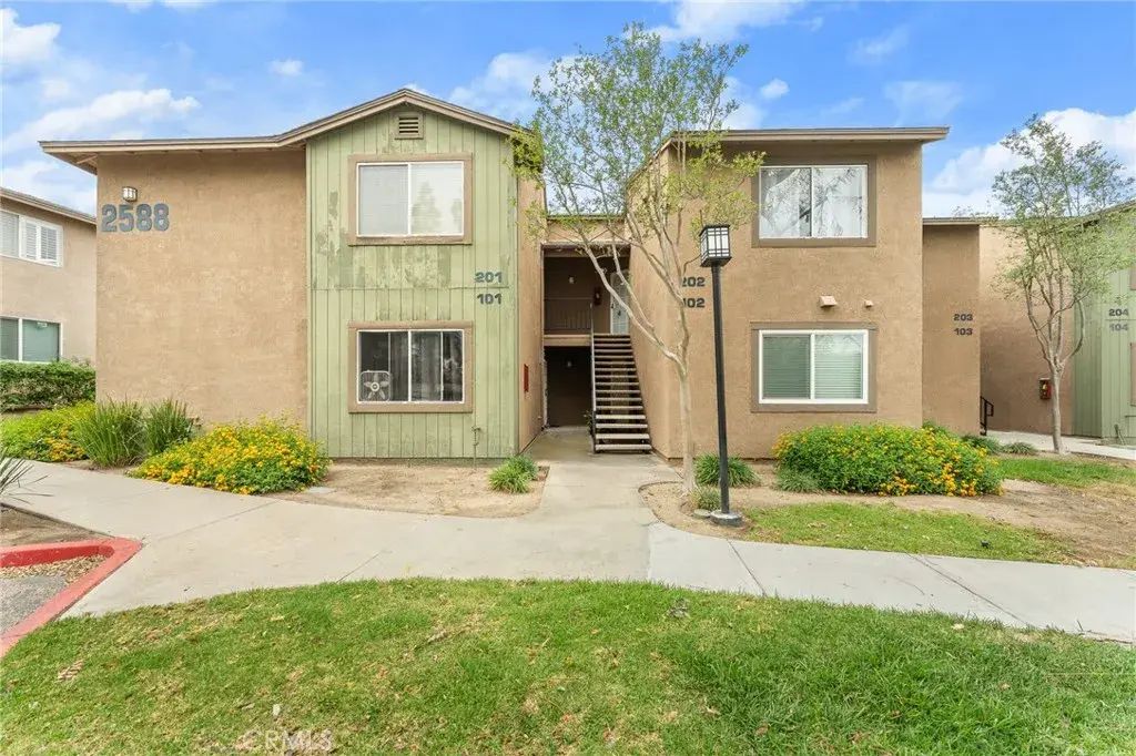 2588 Avenida Del Vista J202, Corona
