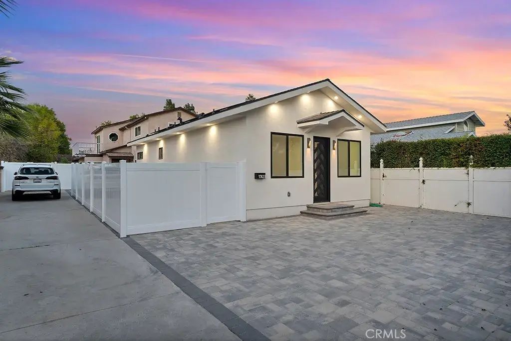 17425 Los Alimos 17423, Granada Hills