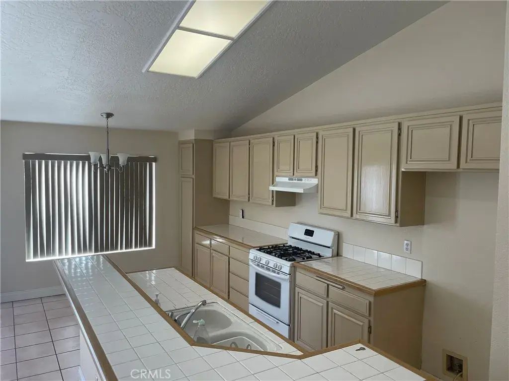 16491 Silica Drive, Victorville