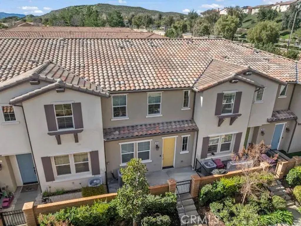 28649 Jardineras Drive, Valencia