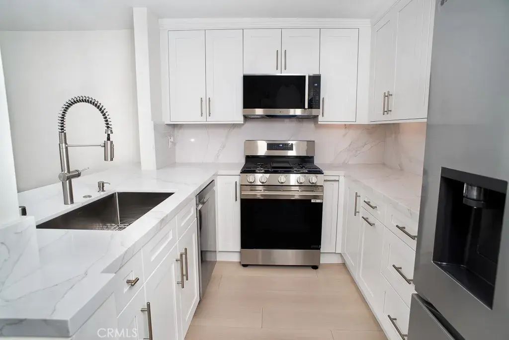 21650 Burbank 115, Woodland Hills