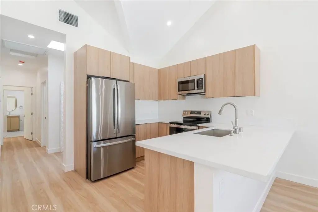 7570 Chaminade Avenue, West Hills