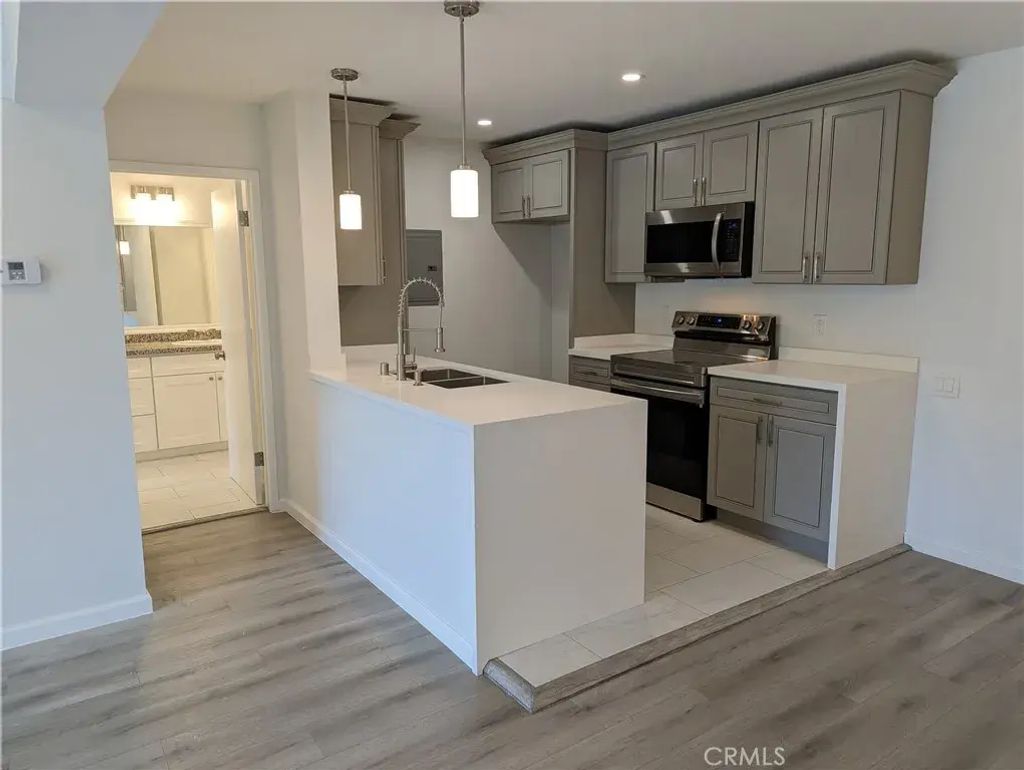 5460 White Oak G222, Encino