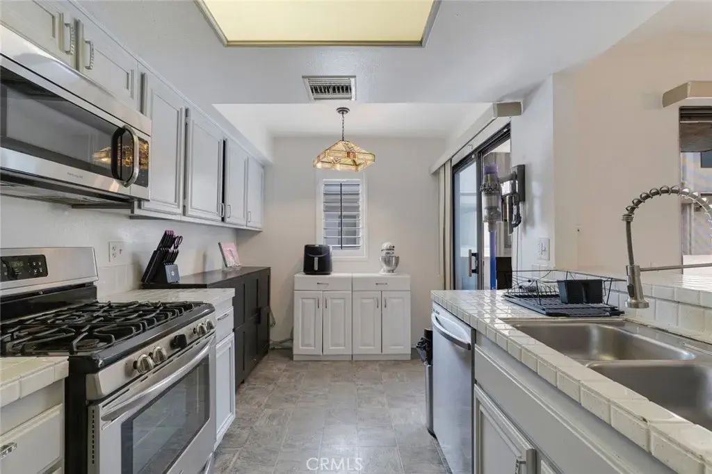 10231 Independence C17, Chatsworth