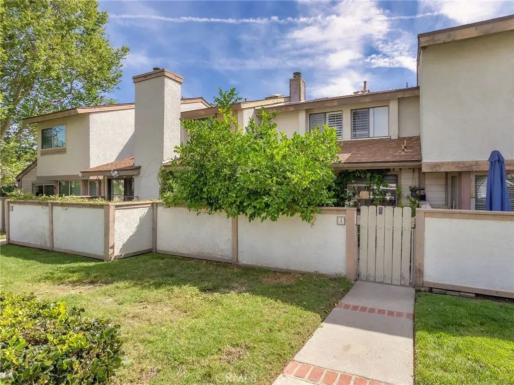 8348 Penfield Avenue 3, Winnetka