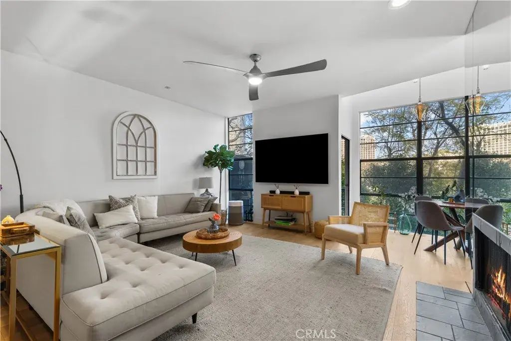 3880 Fredonia Drive D, Los Angeles