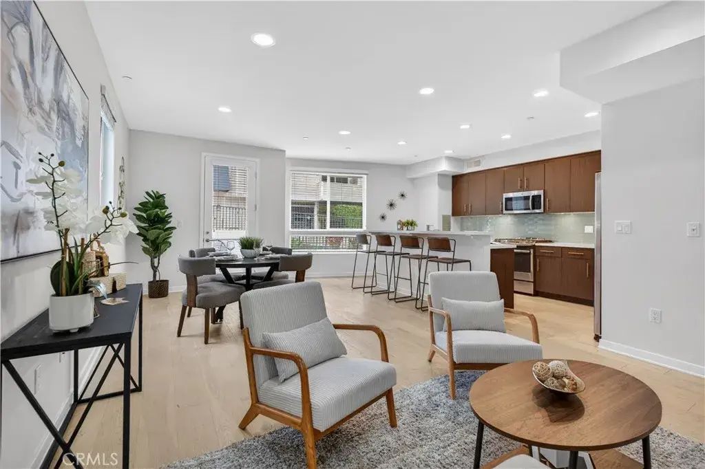 11912 Laurelwood Dr. 101, Studio City