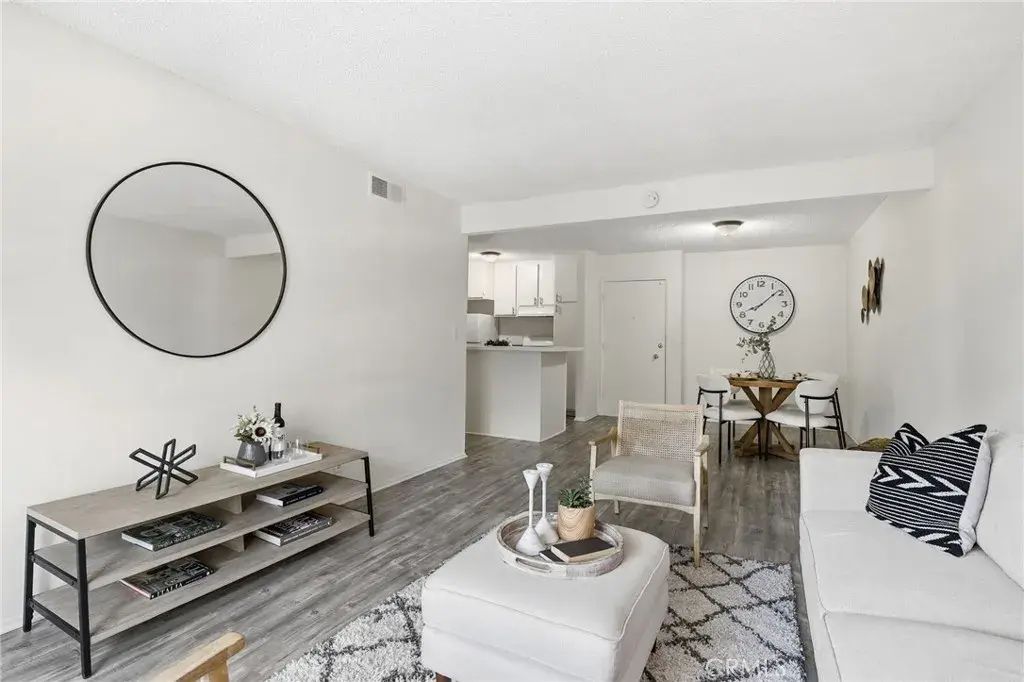 18620 Hatteras 276, Tarzana