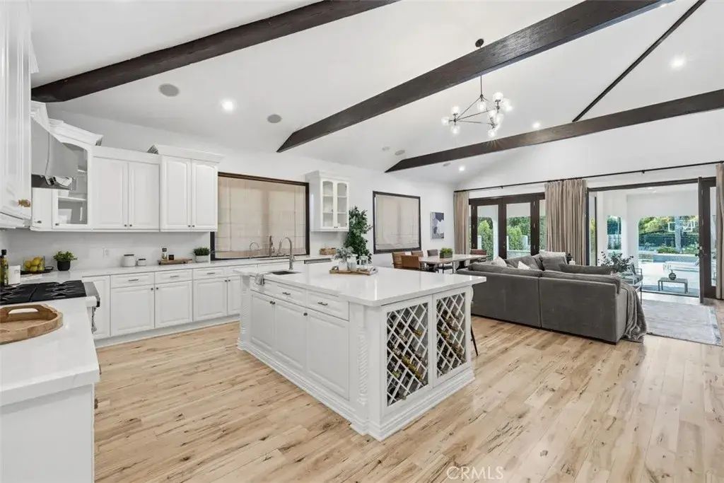 22953 Oxnard Street, Woodland Hills