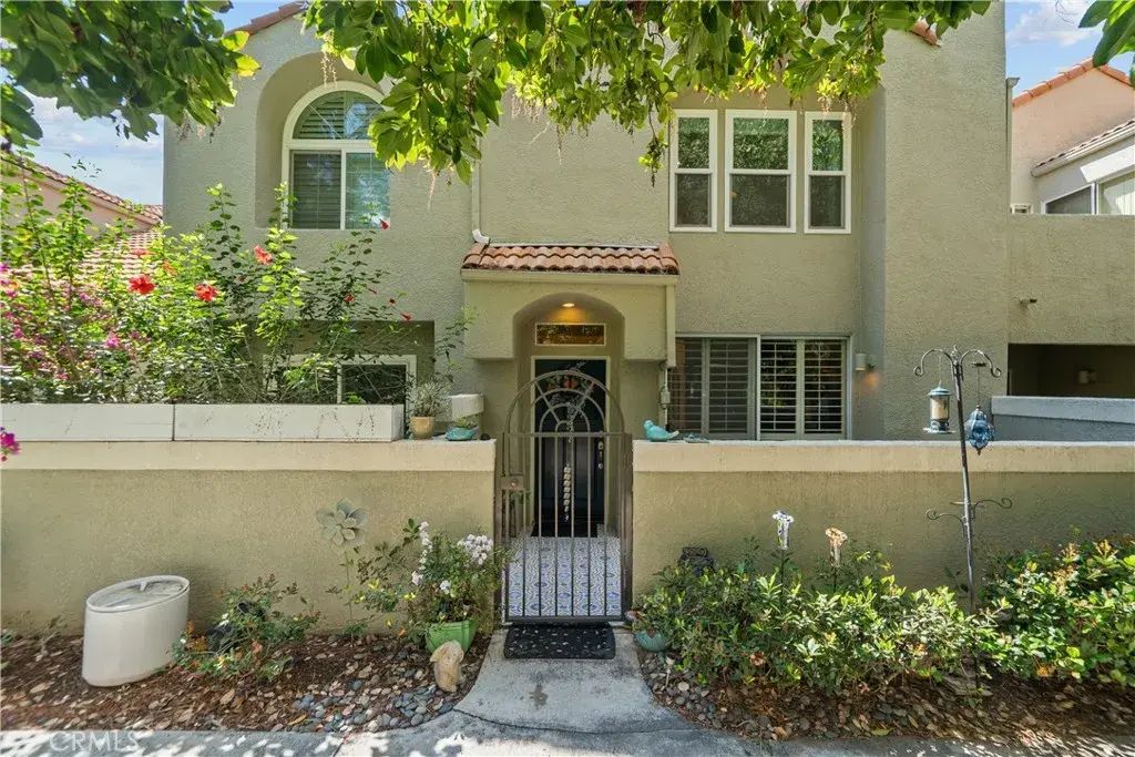 22327 Golden Canyon, Chatsworth