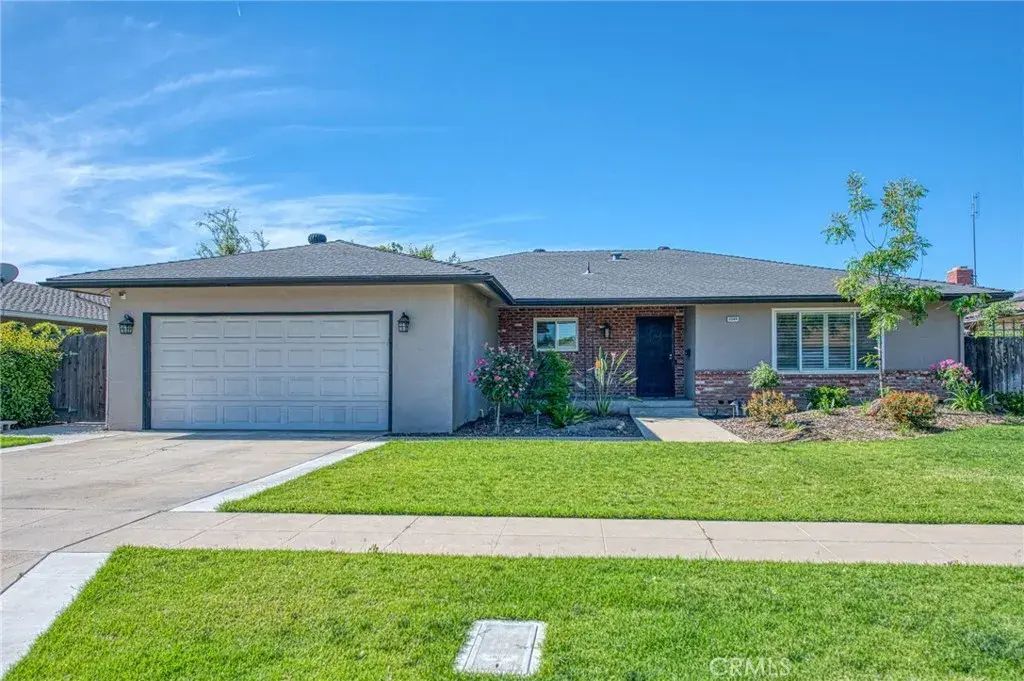 2569 E Los Altos Avenue, Fresno