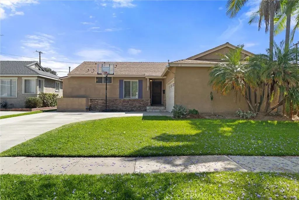 5724 Snowden Ave, Lakewood