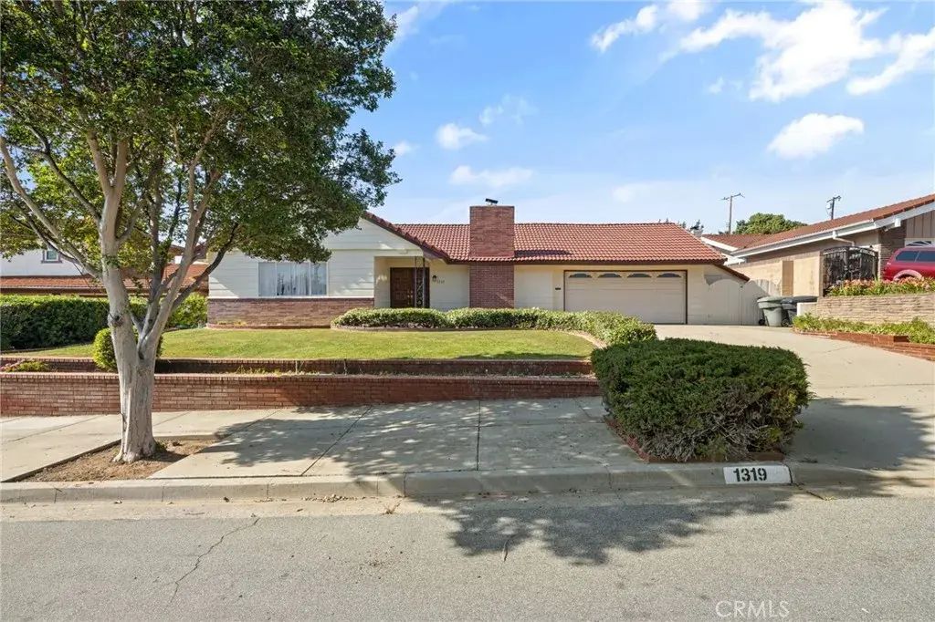 1319 Las Lomas, Brea
