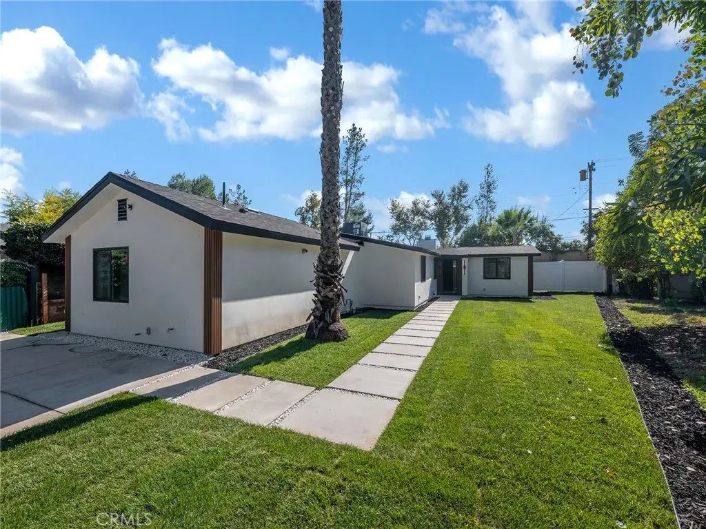 20528 Hamlin Street, Winnetka