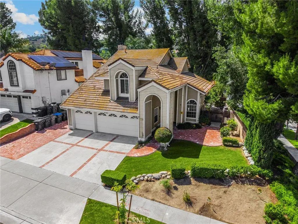3350 Amy, Corona