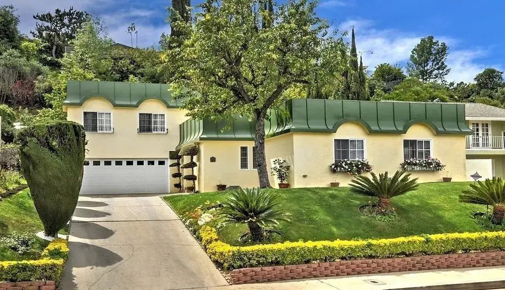 11304 Dona Lola, Studio City