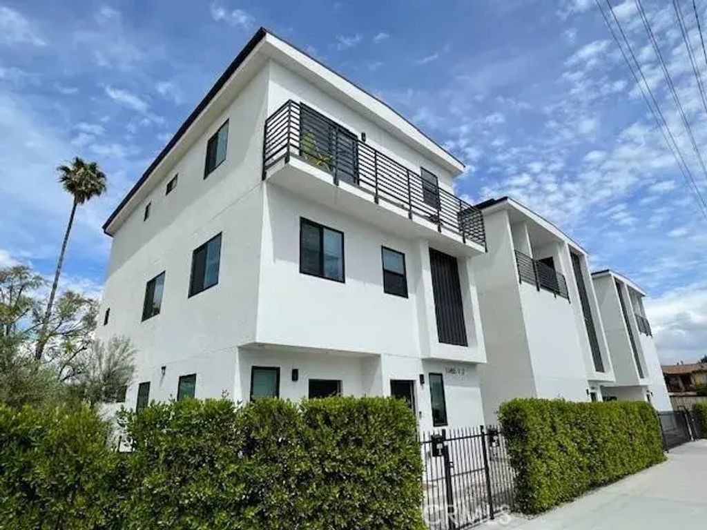 11451 W Victory Boulevard, North Hollywood