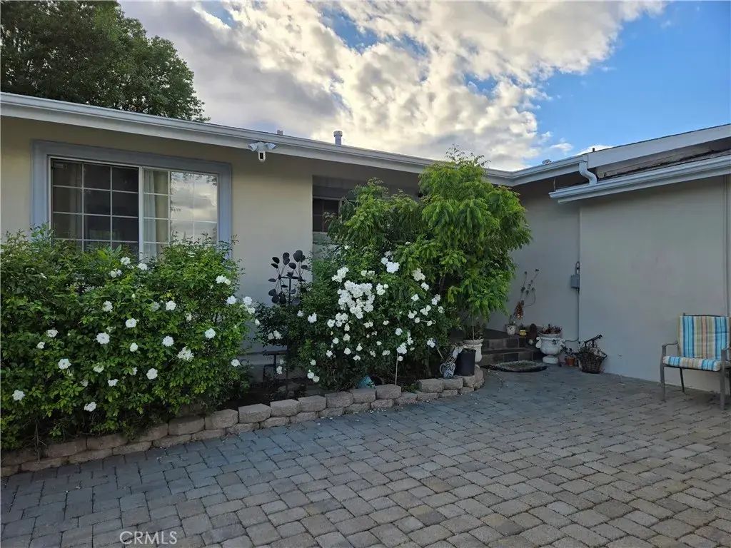 6601 Woodlake Avenue, West Hills