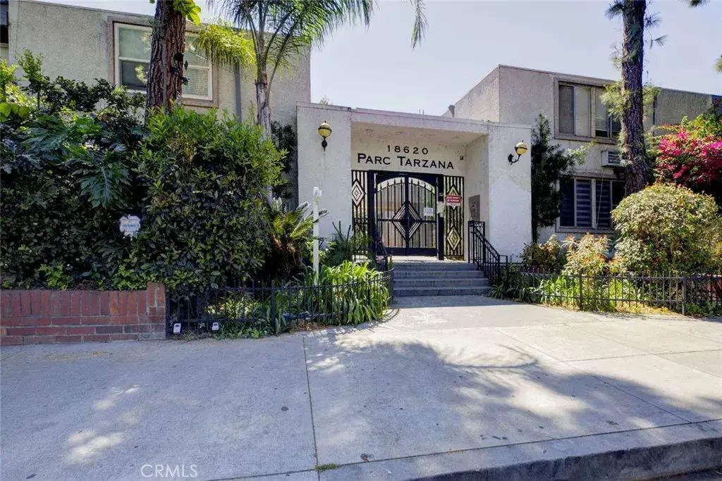 18620 Hatteras 266, Tarzana