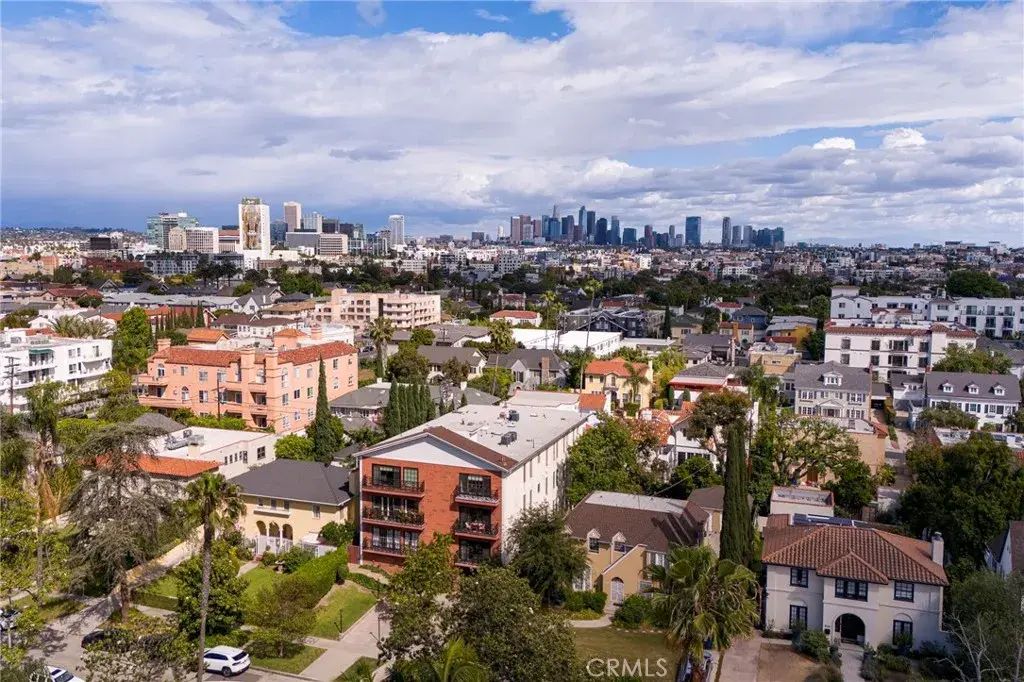 822 S Windsor Boulevard 203, Los Angeles