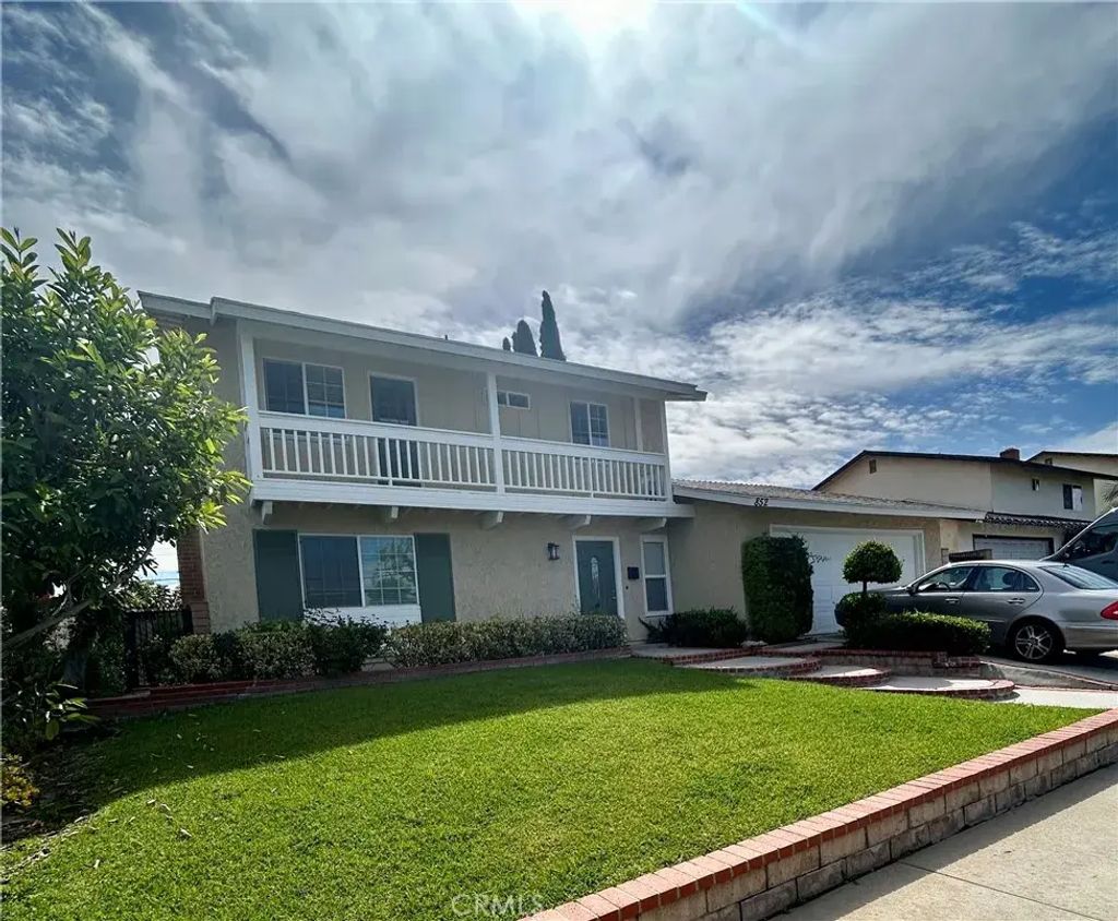 852 Glenwick, Walnut