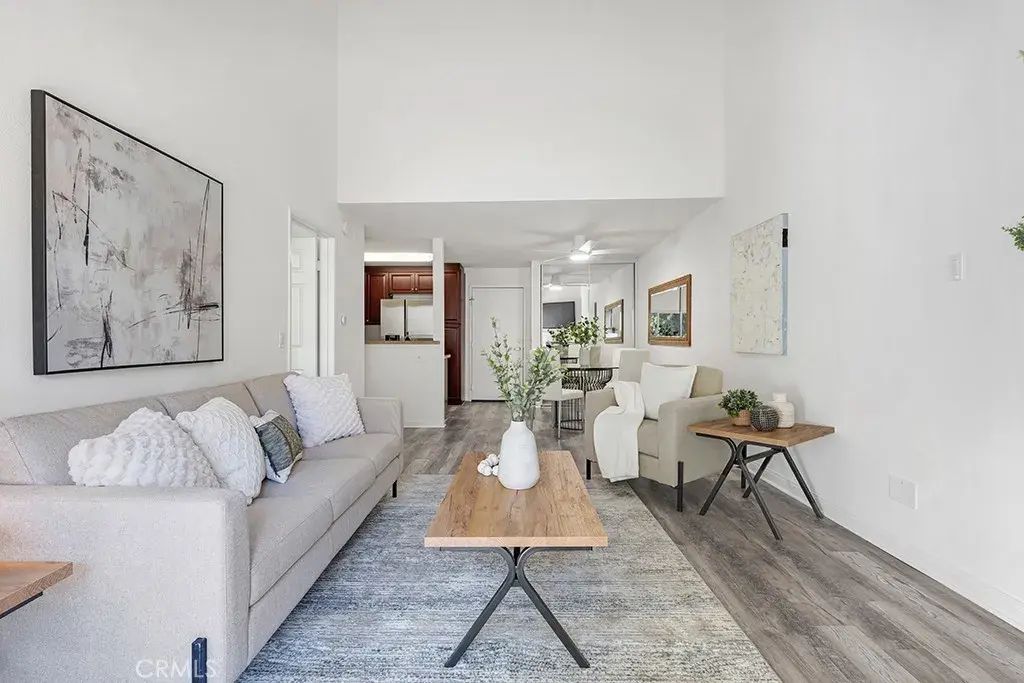 21500 Burbank 316, Woodland Hills