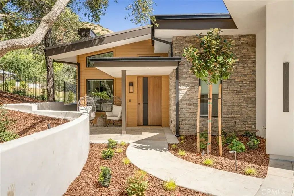 888 Oakglade, Monrovia