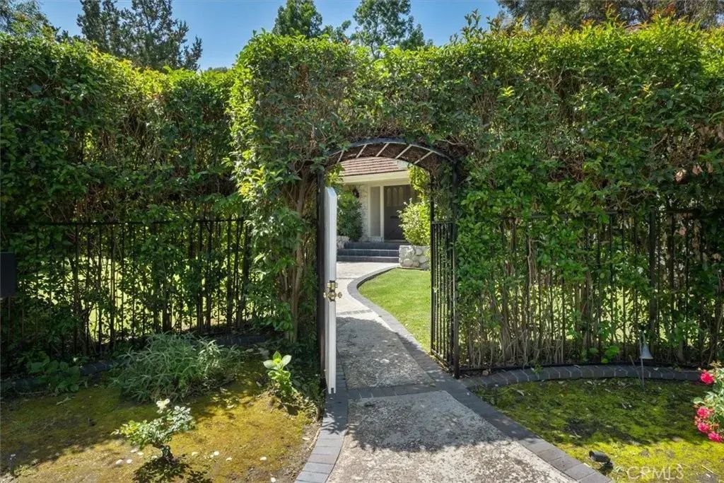 3969 Longridge, Studio City