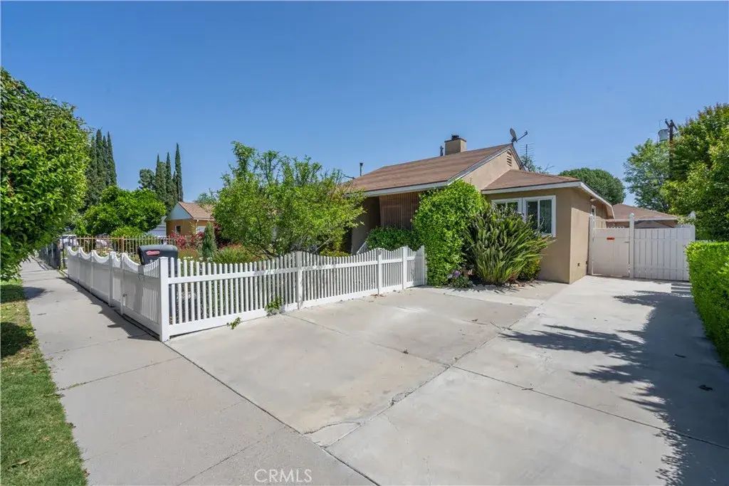 6700 Capps, Reseda