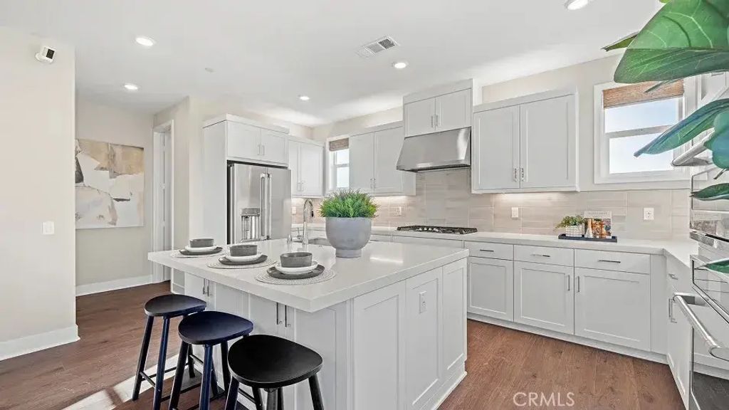 920 Chinon, Irvine