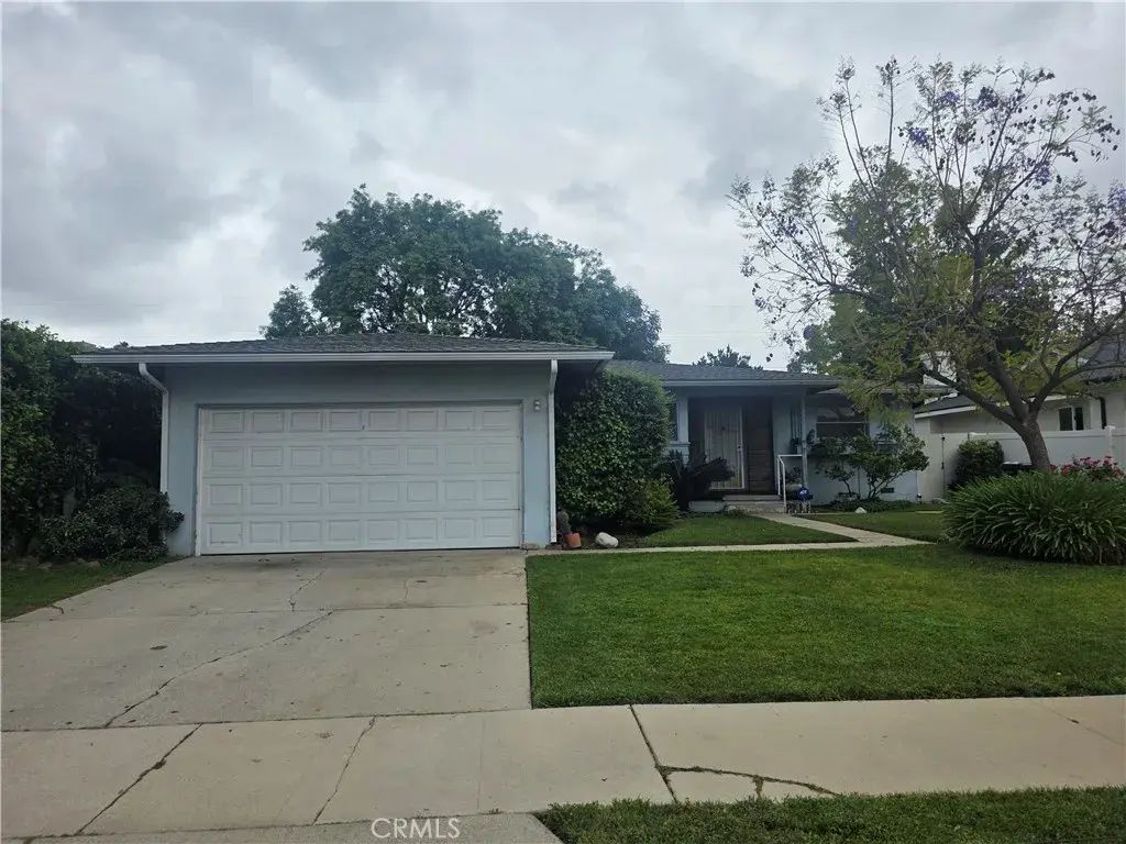 19132 Friar, Tarzana