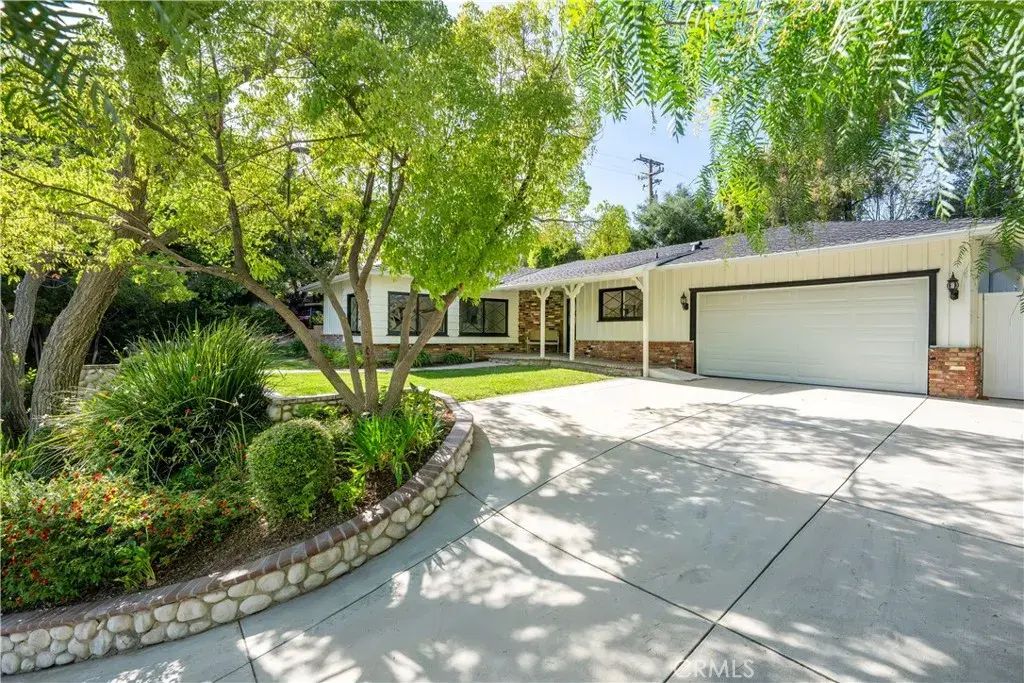 23555 Neargate, Newhall