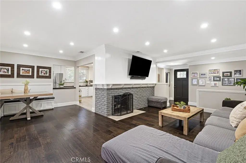 19438 Calvert Street, Tarzana