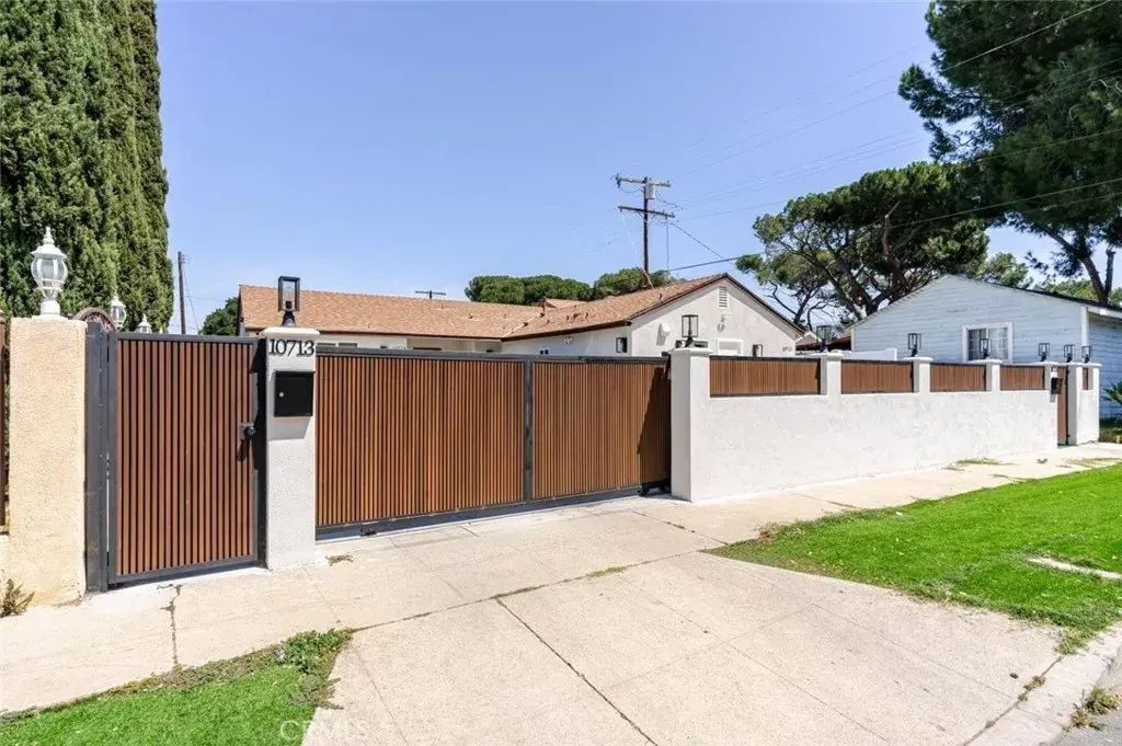 10711 Cantlay Street, Sun Valley