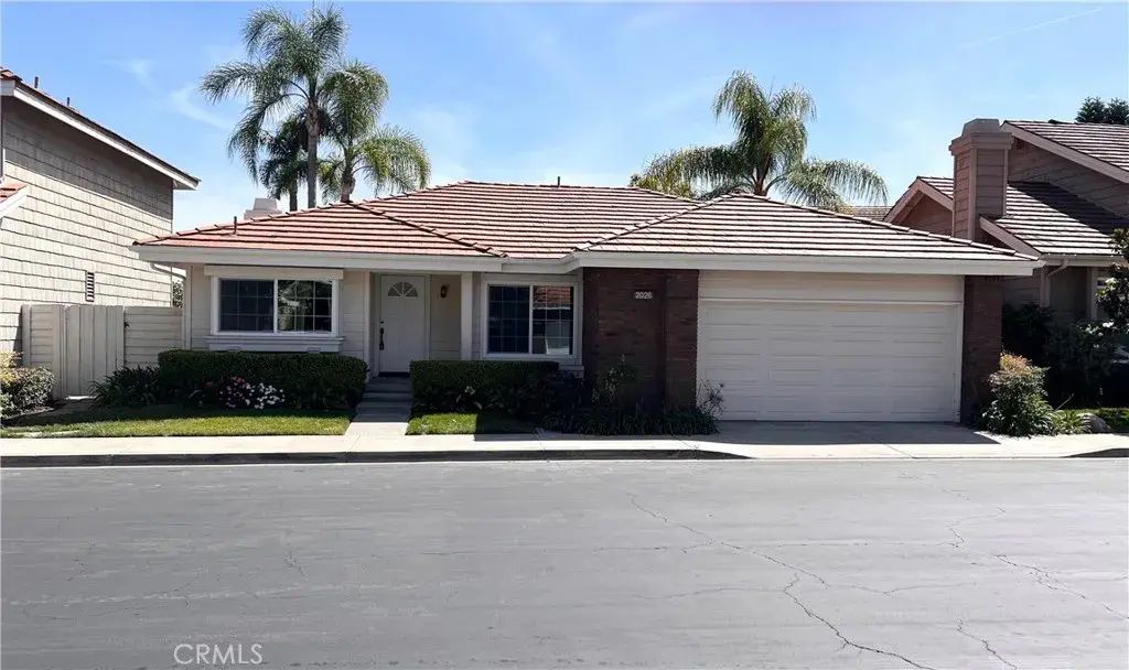2026 Arapahoe, Tustin