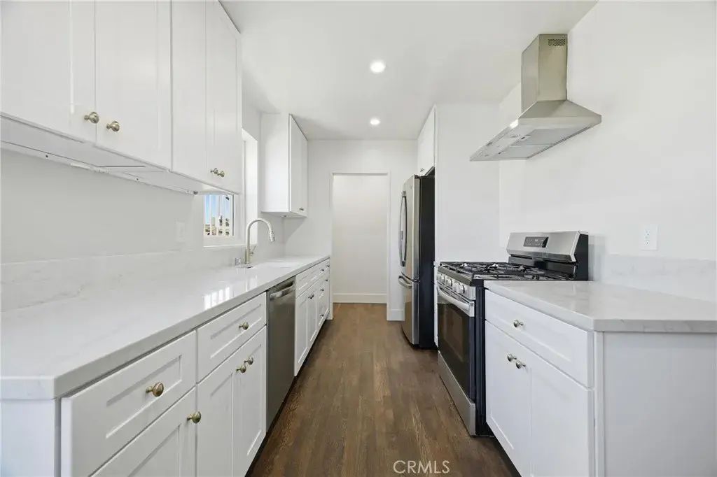 8802 S Wilton Place, Los Angeles