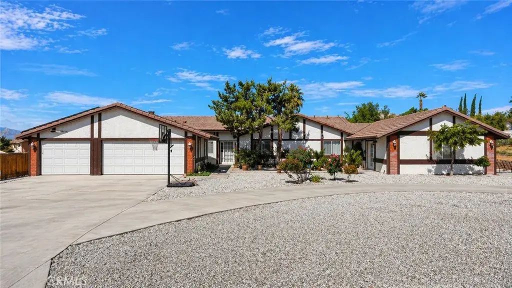 16258 Chiwi, Apple Valley