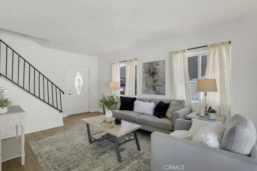 101 Sunset, Thousand Oaks