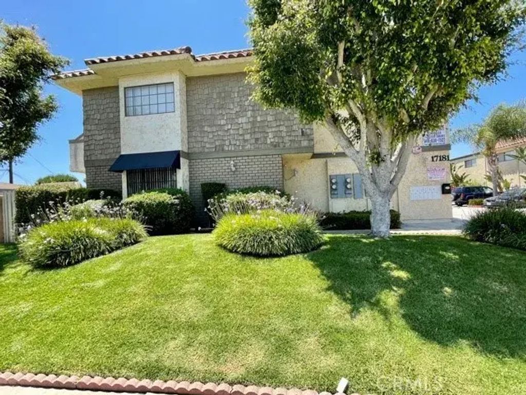 17181 Elm Street E, Huntington Beach